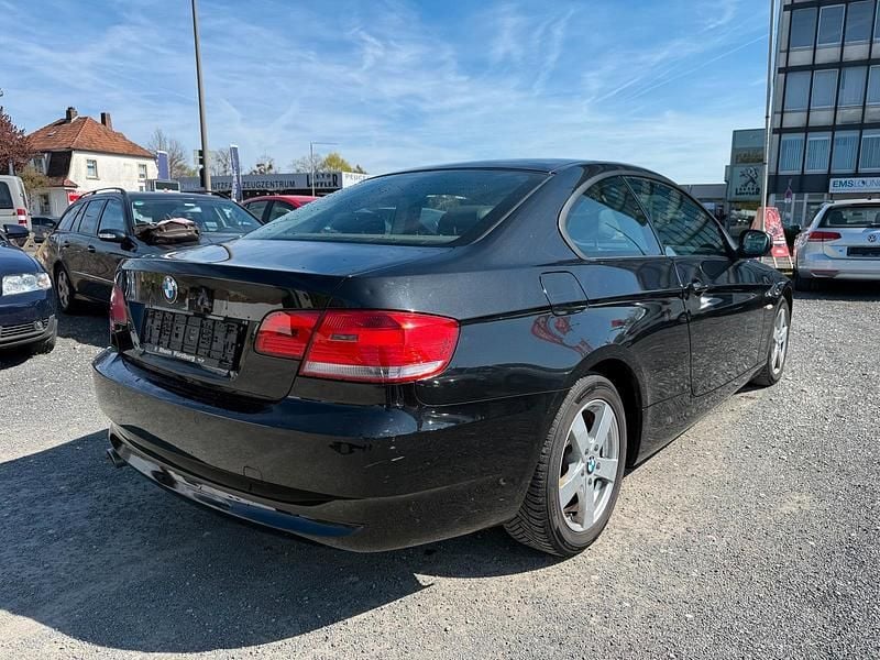 Gebraucht BMW 320 177 PS (130 kW) 2009 Schwarz Coupé