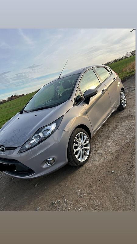 Gebraucht Ford Fiesta Trend 60 PS (44 kW) 2012 Silber Limousine