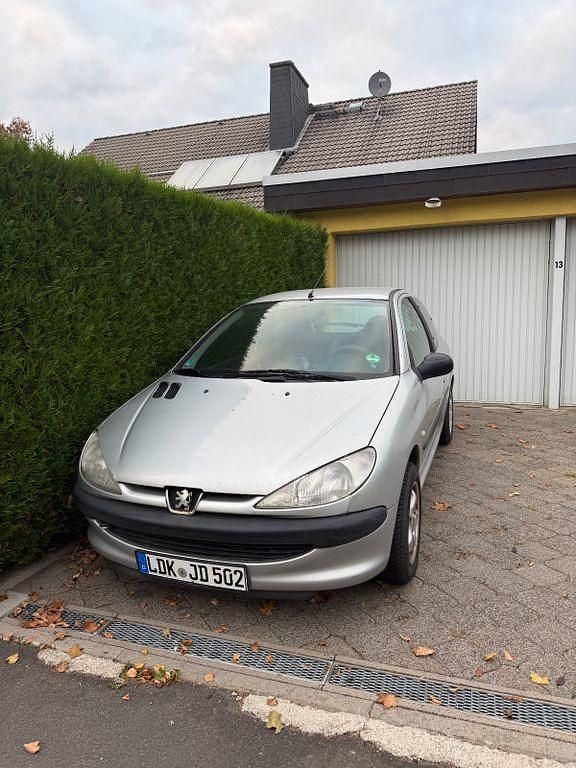 Silber Gebraucht 2002 Peugeot 206 Limousine | 1.190 € (Fairer Preis) - Bild 1/4