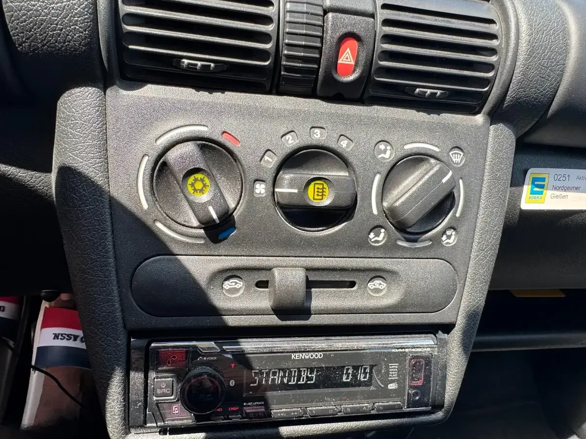 Gebraucht Opel Corsa 65 PS (47 kW) 1998 Schwarz Kleinwagen