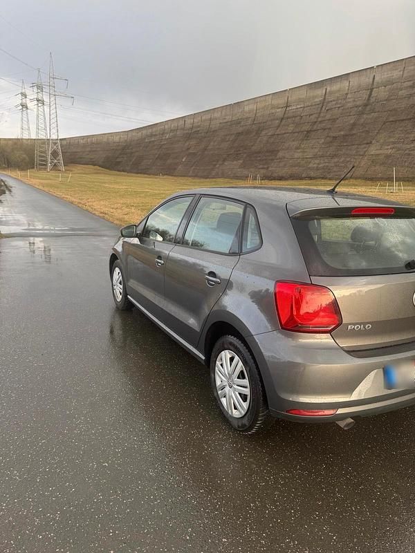 Gebraucht VW Polo 90 PS (66 kW) 2015 Grau Kleinwagen