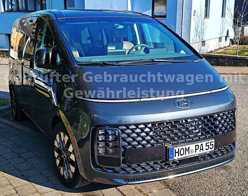 Grau Gebraucht 2022 Hyundai Staria Signature Van | 42.387 € (Fairer Preis) - Bild 1/4