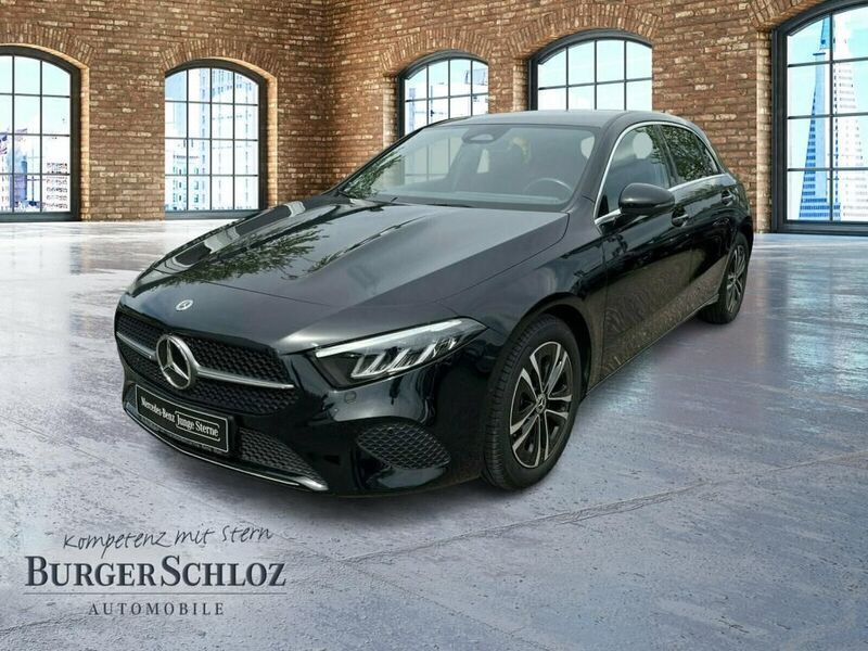 Metalliclack kosmosschwarz Gebraucht 2023 Mercedes A180 Progressive Limousine | 27.900 € (Fairer Preis) - Bild 1/4