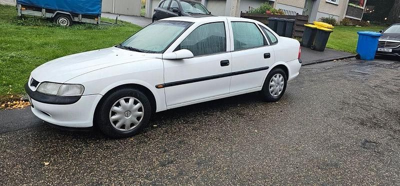 Weiß Gebraucht 1997 Opel Vectra Limousine | 4.650 € - Bild 1/4