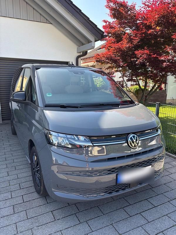 Grau Gebraucht 2024 VW T7 Life Van | 51.200 € (Guter Preis) - Bild 1/4