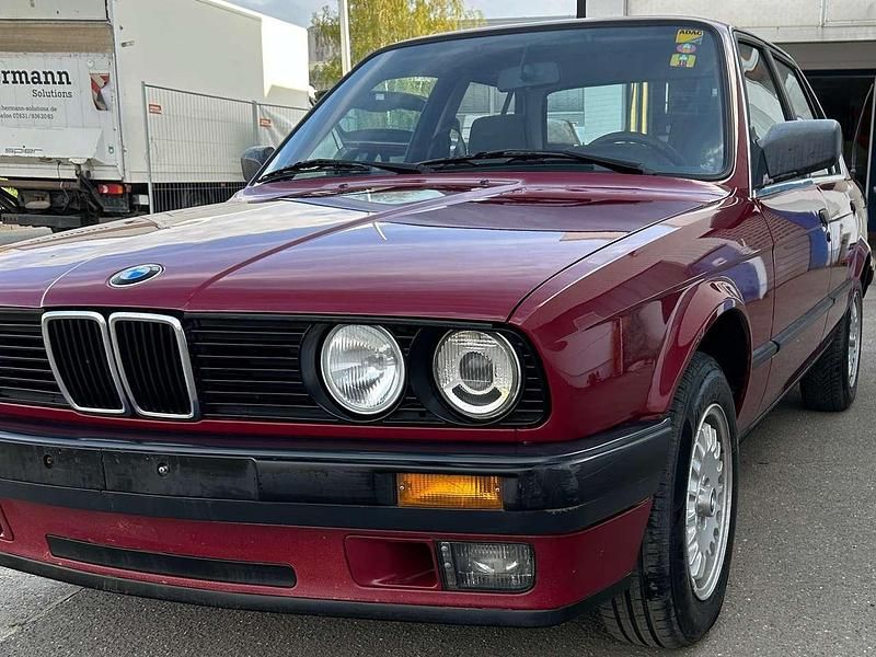 Rot Gebraucht 1990 BMW 316 Limousine | 6.900 € - Bild 1/4