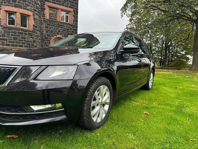 Schwarz Gebraucht 2017 Skoda Octavia Style Kombi | 7.800 € (Fairer Preis) - Bild 1/4