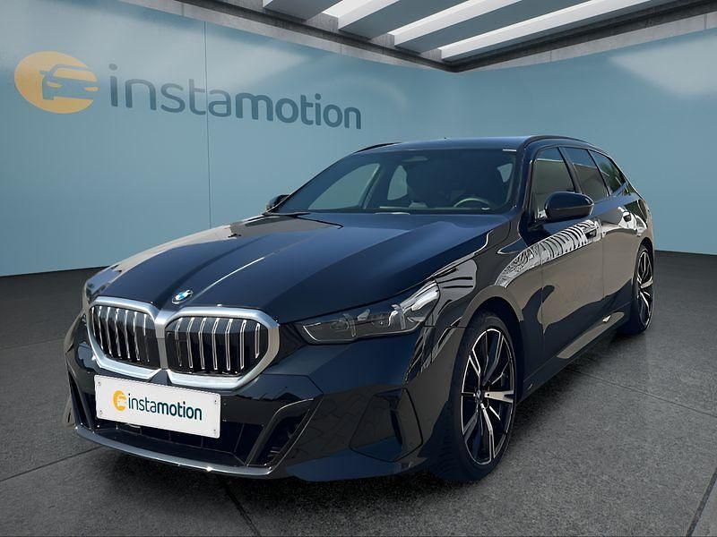 Schwarz Gebraucht 2024 BMW 520 M Sport Kombi | 55.799 € (Fairer Preis) - Bild 1/4