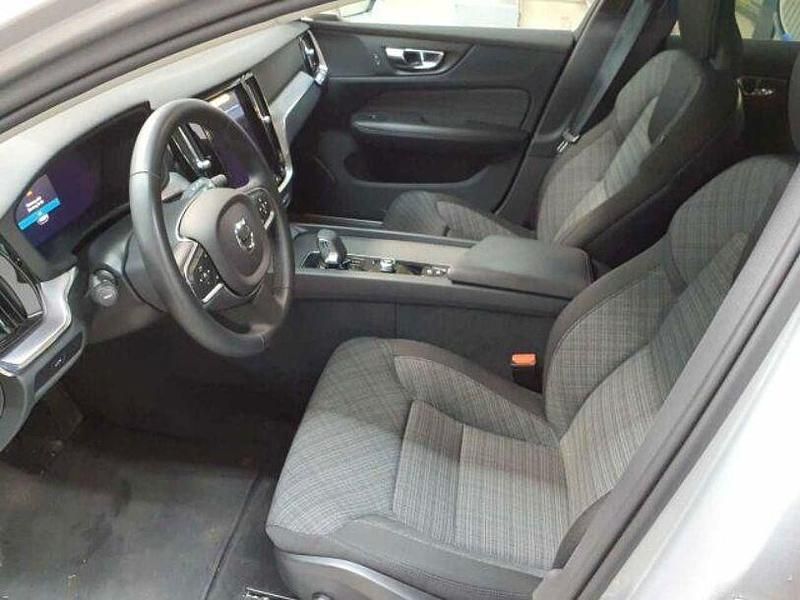 Gebraucht Volvo V60 Core 197 PS (144 kW) 2023 Silver dawn metallic Kombi