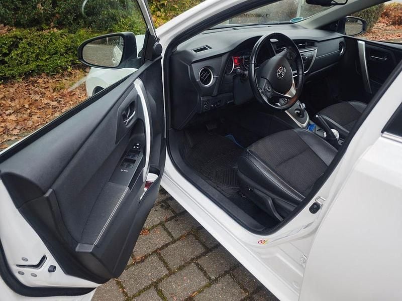 Gebraucht Toyota Auris Hybrid Executive 136 PS (100 kW) 2013 Weiß Limousine