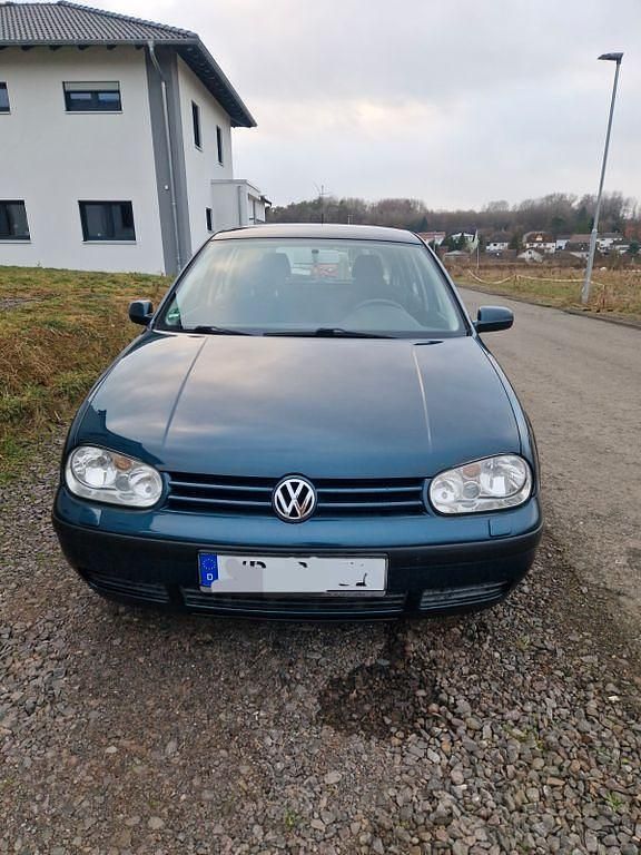 Grün Gebraucht 2002 VW Golf Limousine | 2.850 € (Teuer) - Bild 1/4