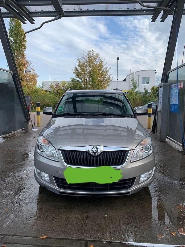 Grau Gebraucht 2013 Skoda Fabia Limousine | 6.000 € (Fairer Preis) - Bild 1/4