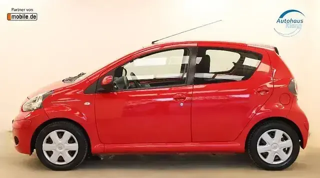 Gebraucht Toyota Aygo 68 PS (50 kW) 2009 Rot Kleinwagen