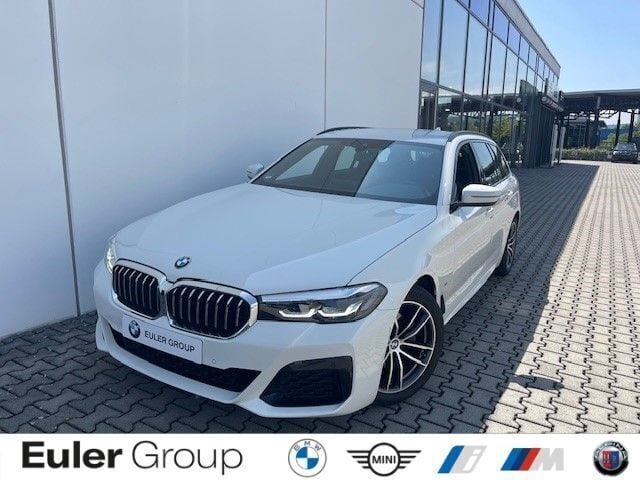 Weiss Gebraucht 2022 BMW 520 M Sport Kombi | 32.949 € (Guter Preis) - Bild 1/4