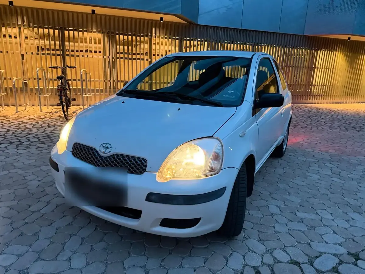 Gebraucht Toyota Yaris 65 PS (47 kW) 2004 Weiß Kleinwagen