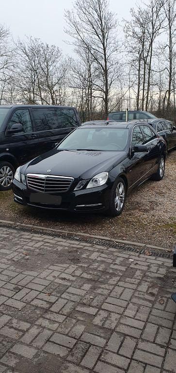 Schwarz Gebraucht 2012 Mercedes E200 Limousine | 13.000 € (Fairer Preis) - Bild 1/4