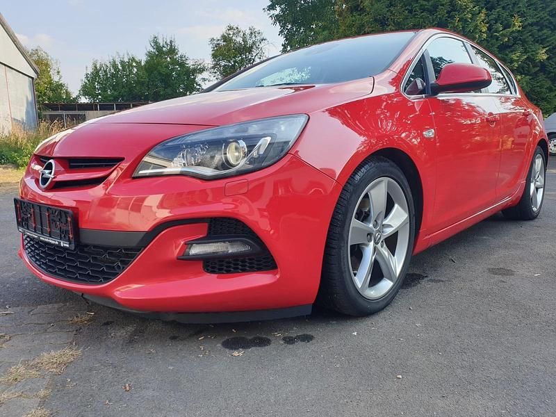Rot Gebraucht 2012 Opel Astra Limousine | 5.550 € (Etwas zu teuer) - Bild 1/4