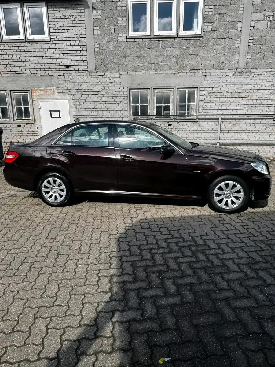 Używany Mercedes E250 204 KM (150 kW) 2009 Brązowy Sedan/Limuzyna