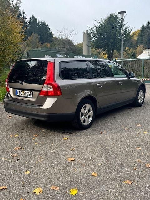 Braun Gebraucht 2007 Volvo V70 Kombi | 5.400 € (Teuer) - Bild 1/4