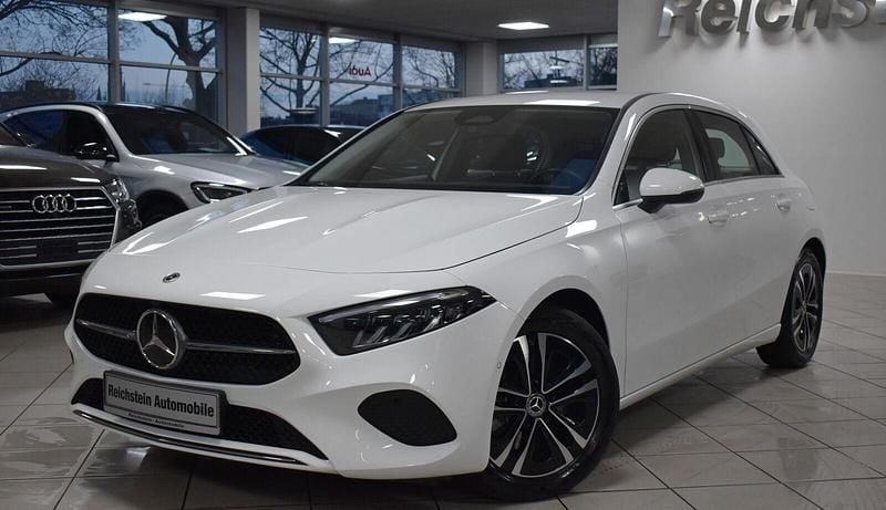 Polarweiss Gebraucht 2023 Mercedes A220 Limousine | 28.200 € - Bild 1/4