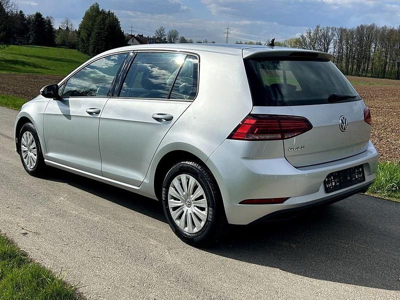 Gebraucht VW Golf VII Trendline 116 PS (85 kW) 2018 Silber Limousine