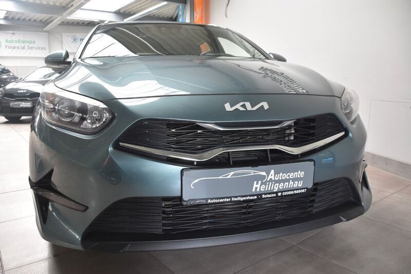 Grau Gebraucht 2023 Kia Ceed Sportswagon Kombi | 17.380 € (Fairer Preis) - Bild 1/4