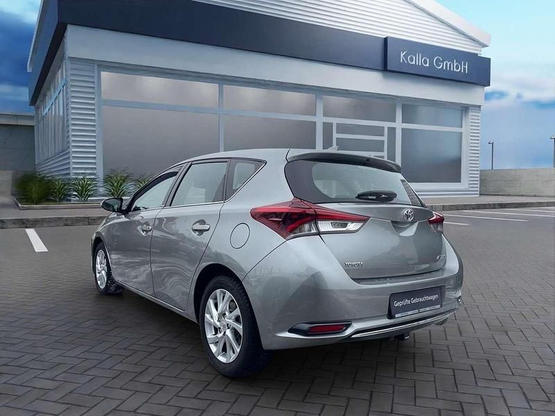 Gebraucht Toyota Auris Basis 116 PS (85 kW) 2016 Titansilber mica metallic Limousine