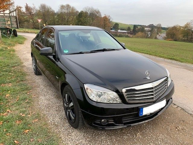 Schwarz Gebraucht 2010 Mercedes C180 Limousine | 8.600 € (Fairer Preis) - Bild 1/4