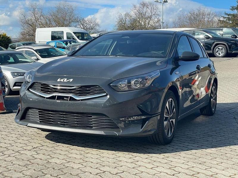 Neu Kia Ceed 140 PS (102 kW) 2026 Grau Kleinwagen