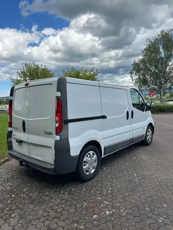 Gebraucht Renault Trafic 114 PS (83 kW) 2013 Weiß Van / Kleinbus