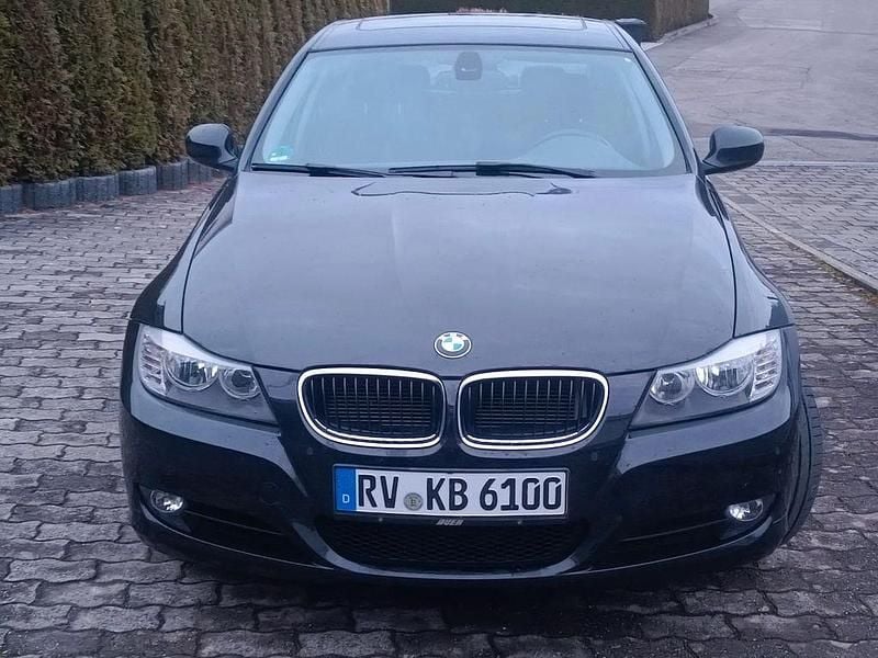 Gebraucht BMW 318 143 PS (105 kW) 2011 Schwarz Limousine