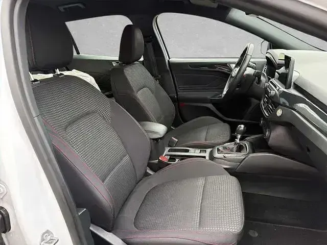 Używany Ford Focus ST-Line 125 KM (91 kW) 2020 Biały Sedan/Limuzyna