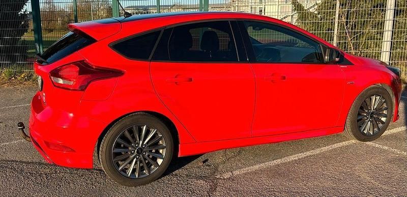 Gebraucht Ford Focus ST-Line 140 PS (102 kW) 2018 Rot Limousine