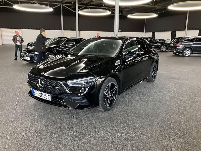 Schwarz Gebraucht 2024 Mercedes CLA250e AMG Limousine | 31.800 € (Superpreis) - Bild 1/4