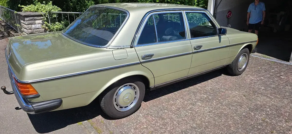 Gebraucht Mercedes 200 109 PS (80 kW) 1981 Grün Limousine