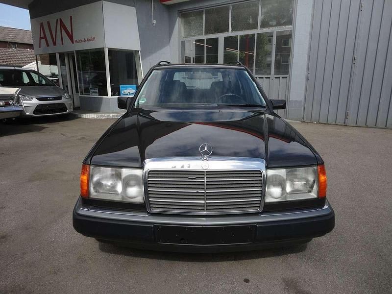 Gebraucht Mercedes E230 136 PS (100 kW) 1992 Schwarz Kombi