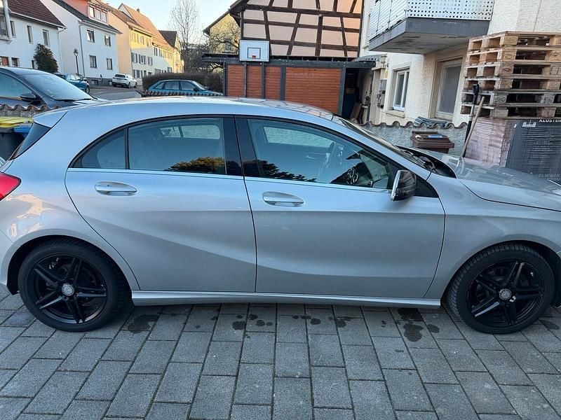 Gebraucht Mercedes A180 122 PS (89 kW) 2014 Grau Kleinwagen