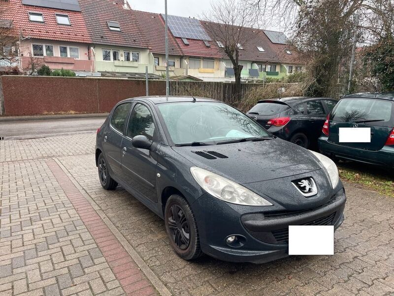Grau Gebraucht 2009 Peugeot 206+ Kleinwagen | 2.499 € (Teuer) - Bild 1/4