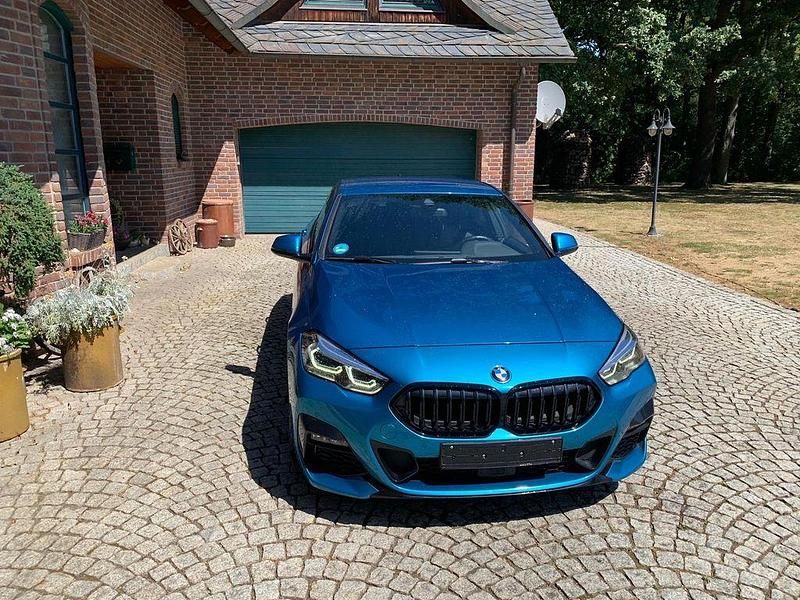 Blau Gebraucht 2024 BMW 218 M Sport Limousine | 23.999 € (Fairer Preis) - Bild 1/4