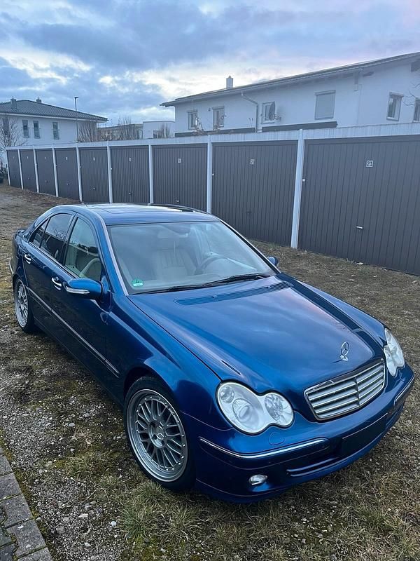 Blau Gebraucht 2006 Mercedes C230 Limousine | 8.900 € - Bild 1/4