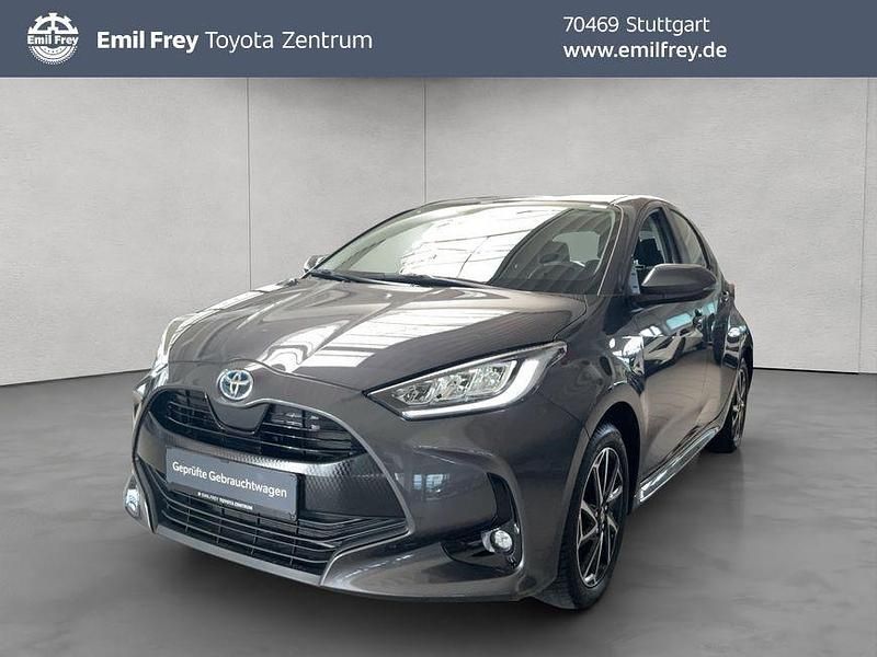 Grau Gebraucht 2021 Toyota Yaris Hybrid Club Limousine | 17.950 € (Fairer Preis) - Bild 1/4