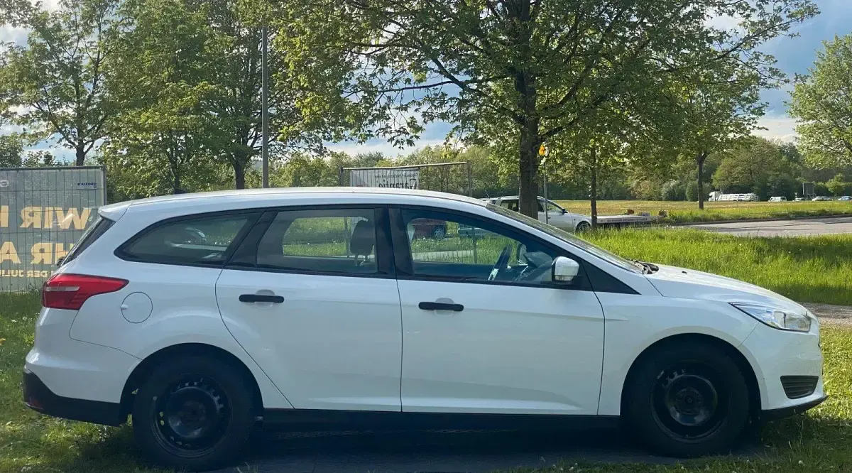 Usado Ford Focus Ambiente 101 CV (74 kW) 2015 Blanco Familiar