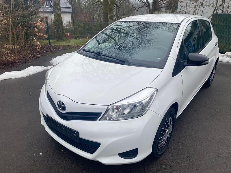 Gebraucht Toyota Yaris Cool 69 PS (50 kW) 2013 Weiß Kleinwagen