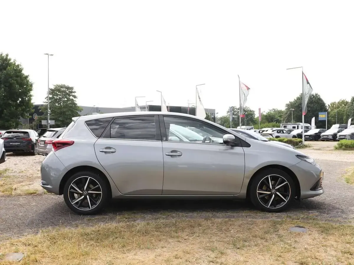 Gebraucht Toyota Auris Team 116 PS (85 kW) 2019 New medium silver Kleinwagen
