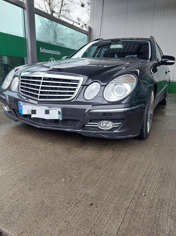Schwarz Gebraucht 2007 Mercedes E320 Avantgarde Kombi | 5.480 € (Fairer Preis) - Bild 1/4