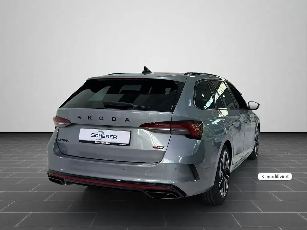 Neu Skoda Octavia RS 265 PS (194 kW) 2026 Smokey diamondsilber metallic (metallic) Kombi