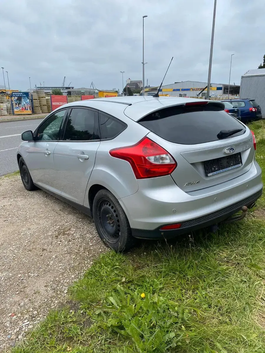 Gebraucht Ford Focus Trend 140 PS (102 kW) 2013 Grau Limousine