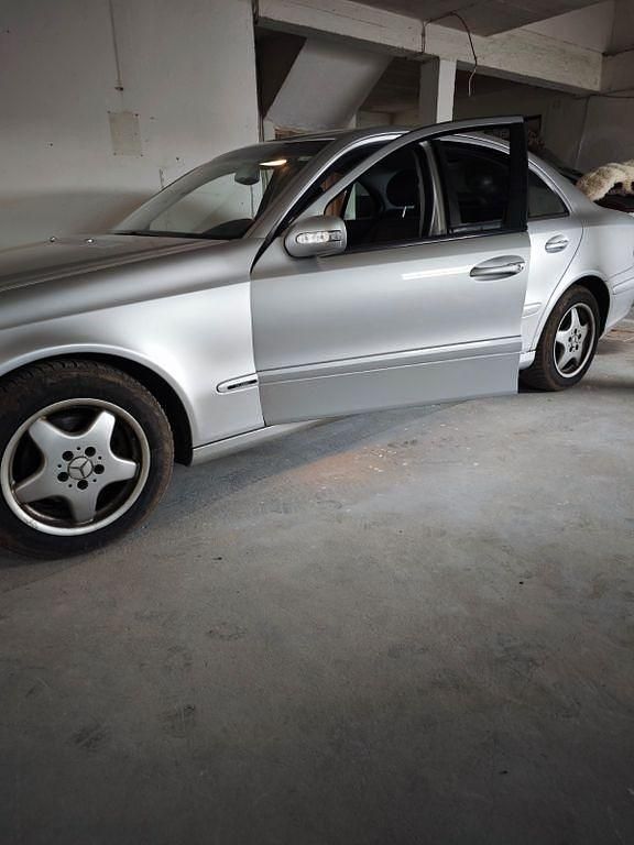Gebraucht Mercedes E220 Classic 150 PS (110 kW) 2005 Silber Limousine