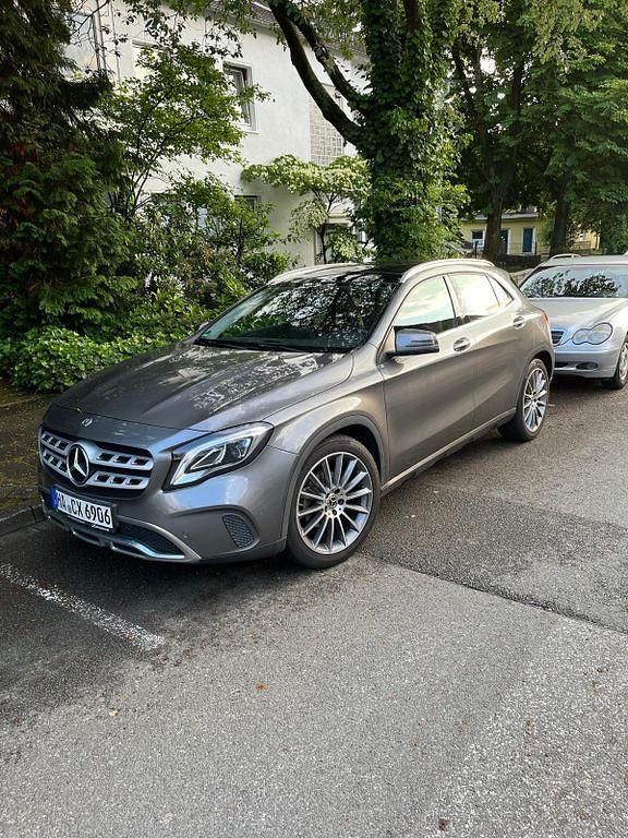 Grau Gebraucht 2019 Mercedes GLA200 SUV | 20.990 € (Superpreis) - Bild 1/4