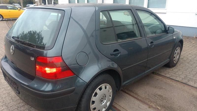 Blau Gebraucht 2000 VW Golf IV Kleinwagen | 3.000 € (Etwas zu teuer) - Bild 1/4